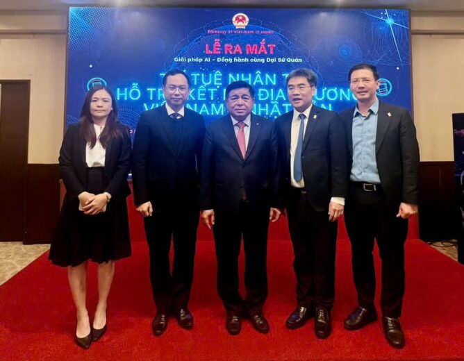 Học viện Công nghệ Bưu chính Viễn thông và Đại học Chubu-Nhật Bản trao thỏa thuận hợp tác (MoU) dưới sự chứng kiến của Phó thủ tướng Nguyễn Chí Dũng