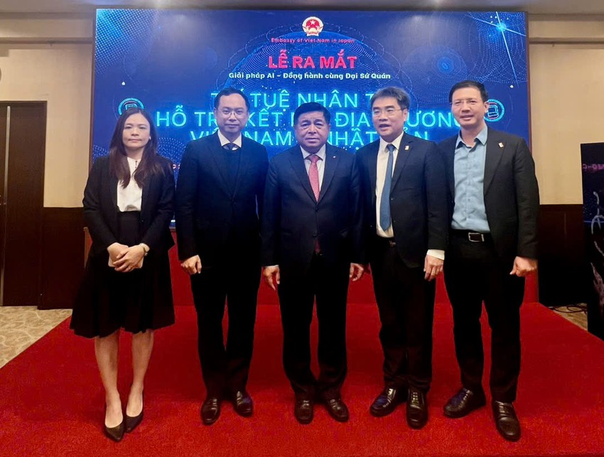 Học viện Công nghệ Bưu chính Viễn thông và Đại học Chubu-Nhật Bản trao thỏa thuận hợp tác (MoU) dưới sự chứng kiến của Phó thủ tướng Nguyễn Chí Dũng